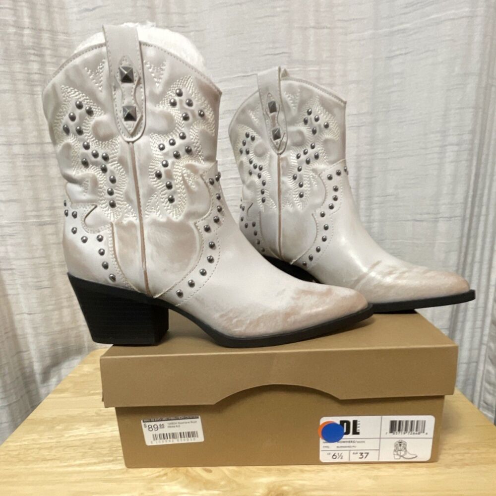 Dirty Laundry White Studded Synthetic Western Boot Pointed Toe Women's 6.5